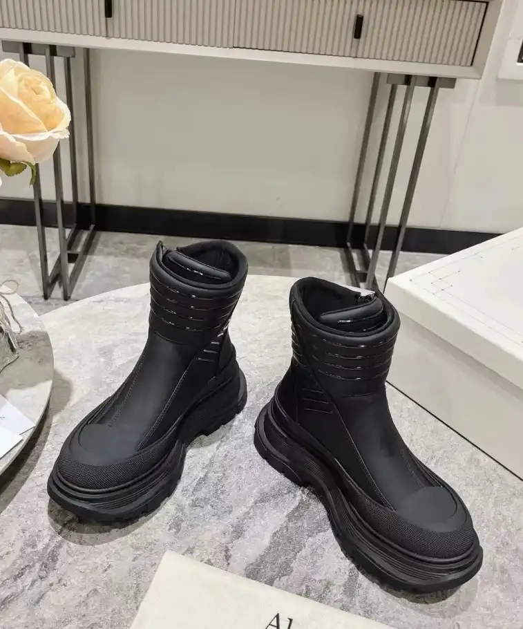 hype McQueen Boots