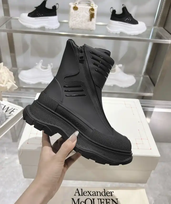 hype McQueen Boots