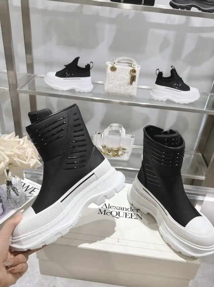 hype McQueen Boots