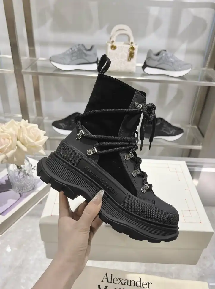 hype McQueen Boots