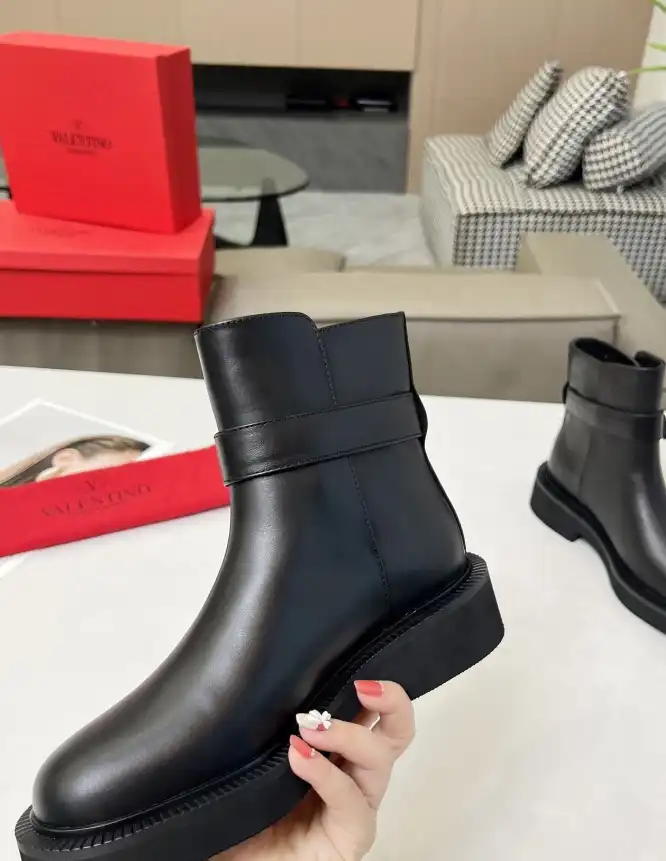 hype Valentino Boots