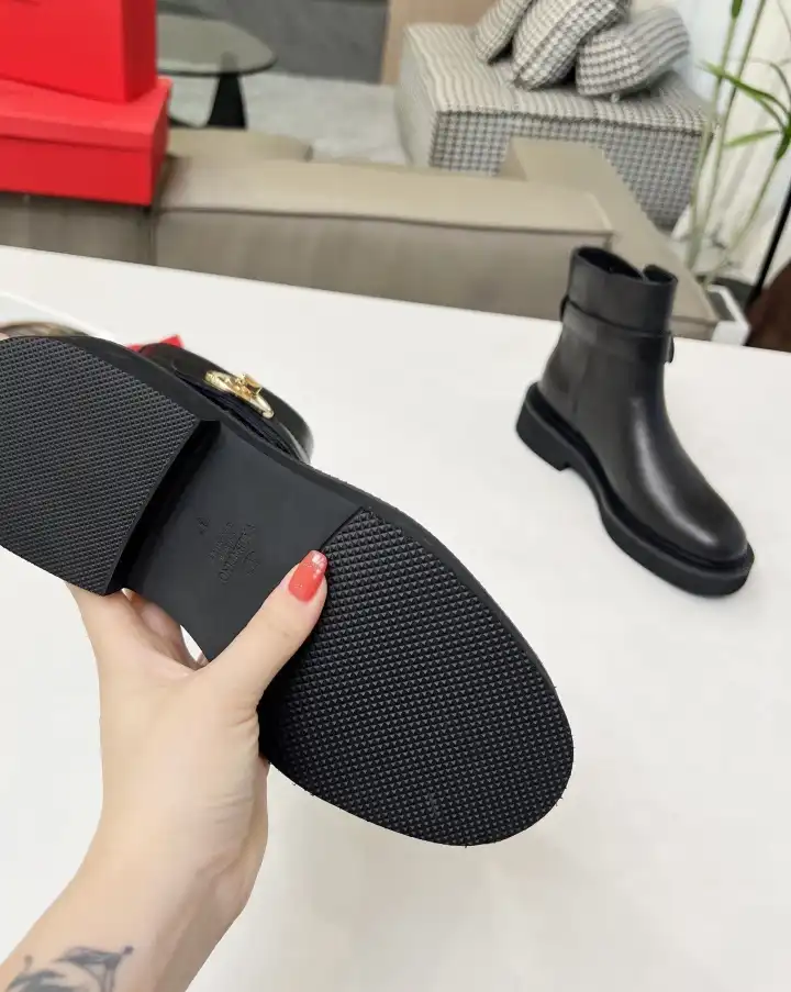 hype Valentino Boots