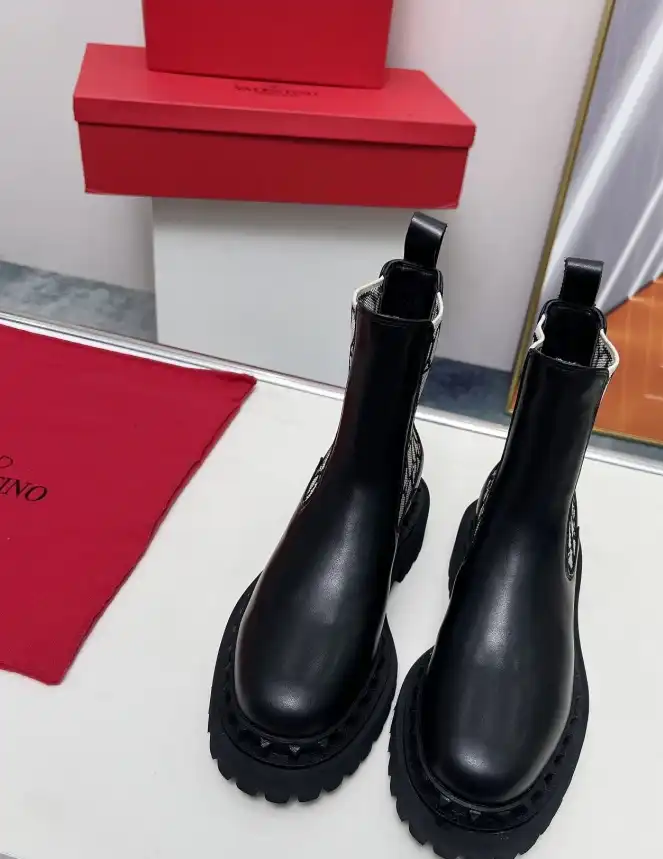 hype Valentino Boots