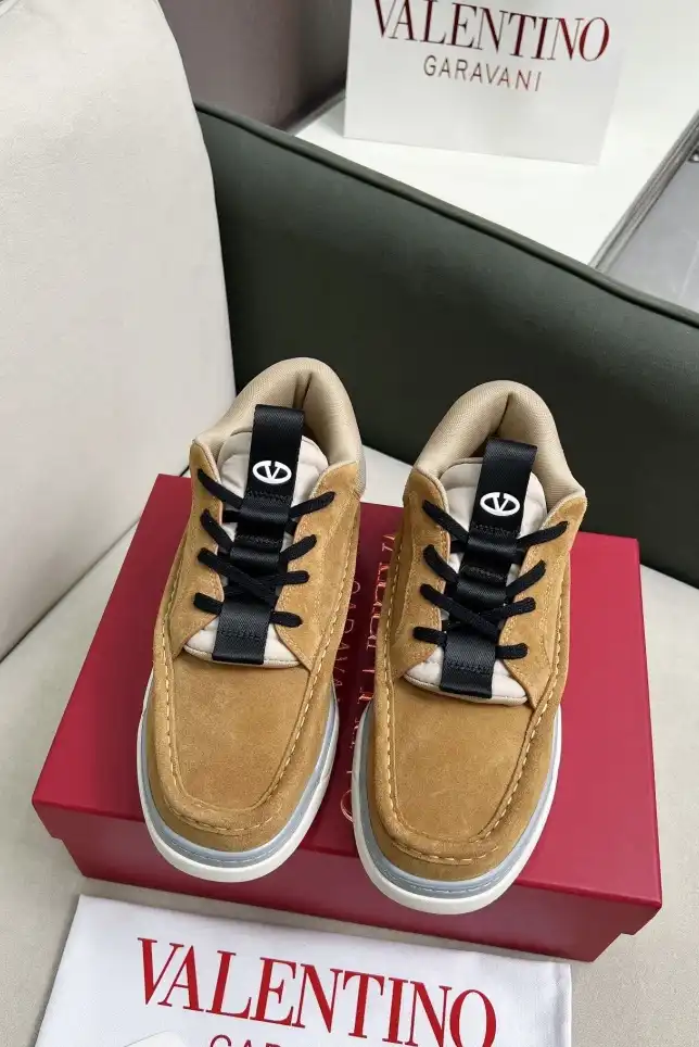 hype Valentino Sneakers