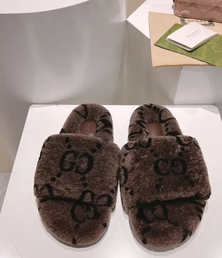 hype Gucci Slippers