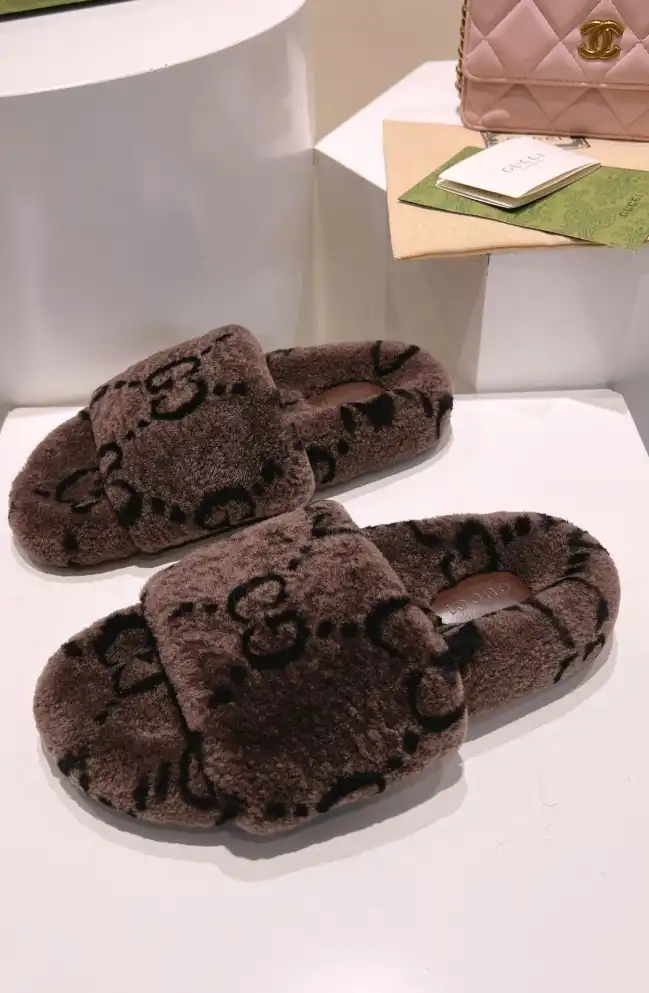 hype Gucci Slippers