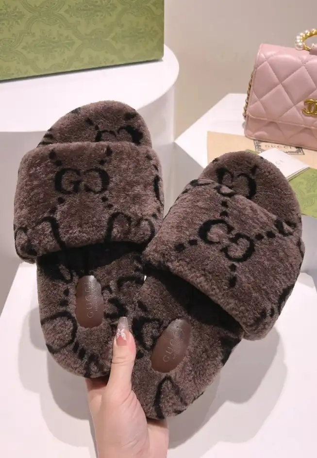 hype Gucci Slippers