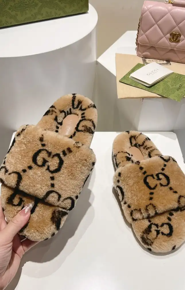 hype Gucci Slippers