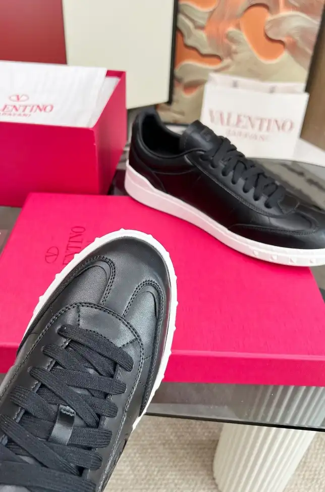 hype Valentino Sneakers