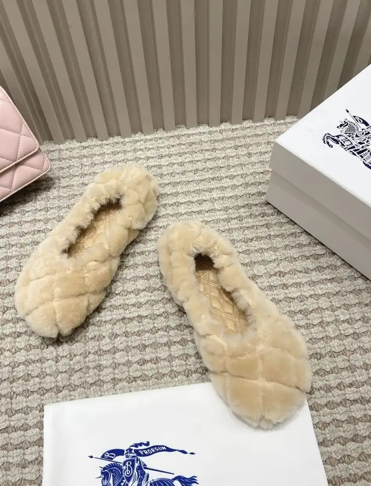 hype Burberry Flat Shoes