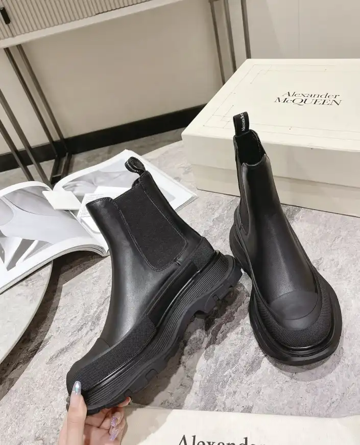 hype McQueen Boots