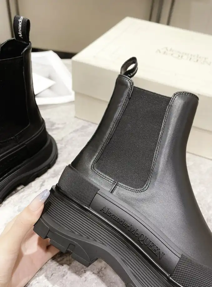 hype McQueen Boots