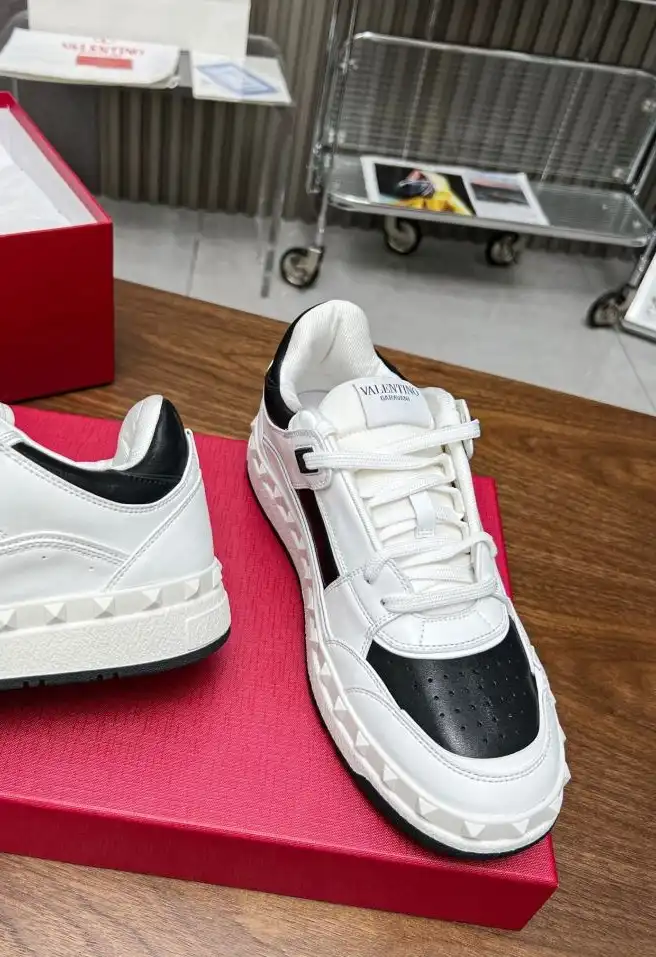 hype Valentino Sneakers