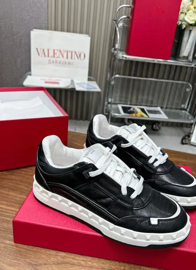 hype Valentino Sneakers