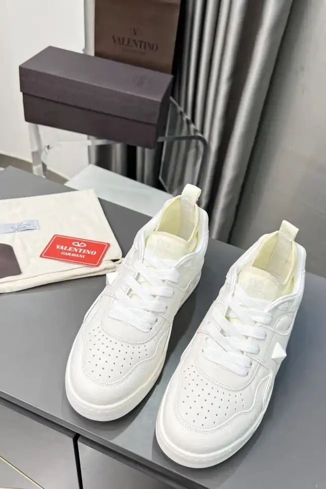 hype Valentino Sneakers