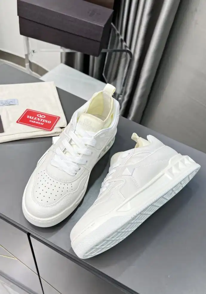 hype Valentino Sneakers