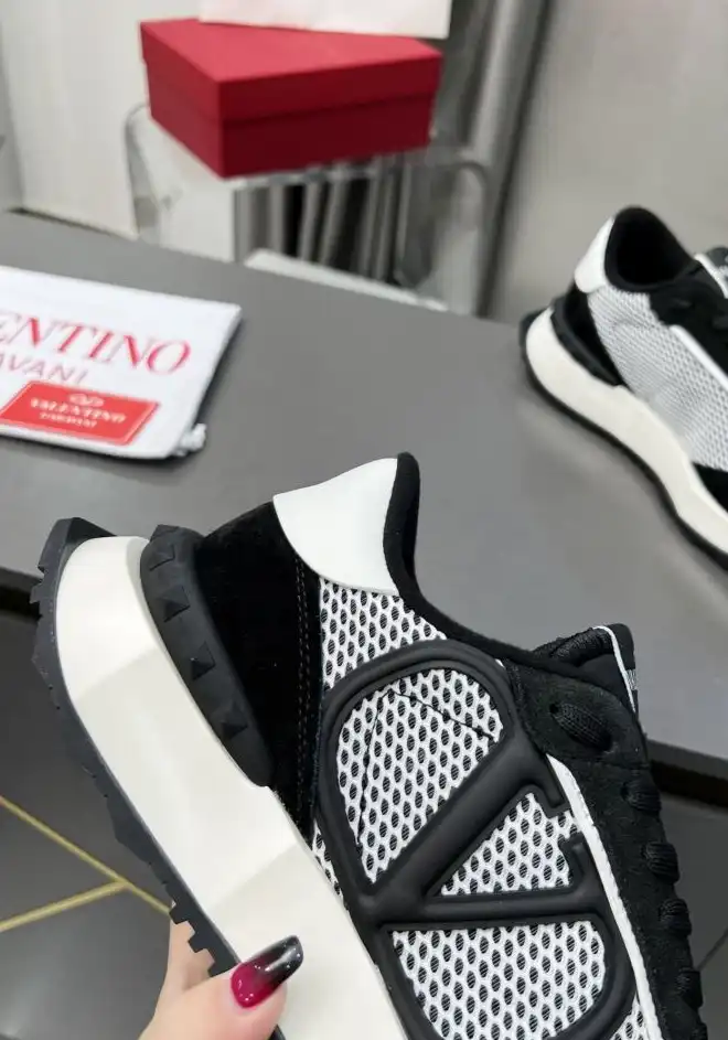 hype Valentino Sneakers