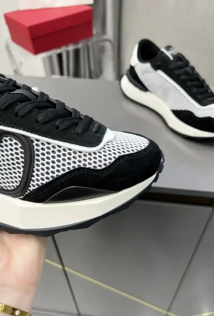 hype Valentino Sneakers