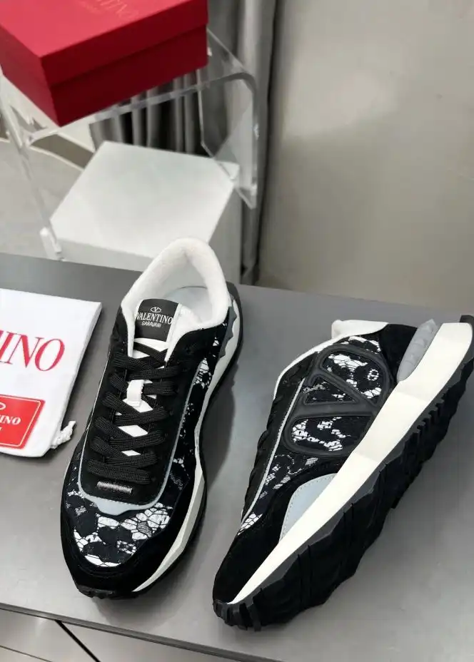 hype Valentino Sneakers