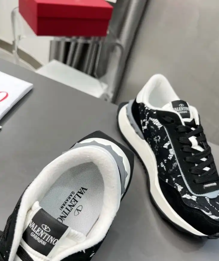 hype Valentino Sneakers