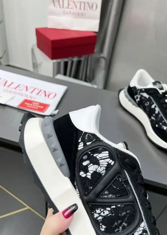 hype Valentino Sneakers