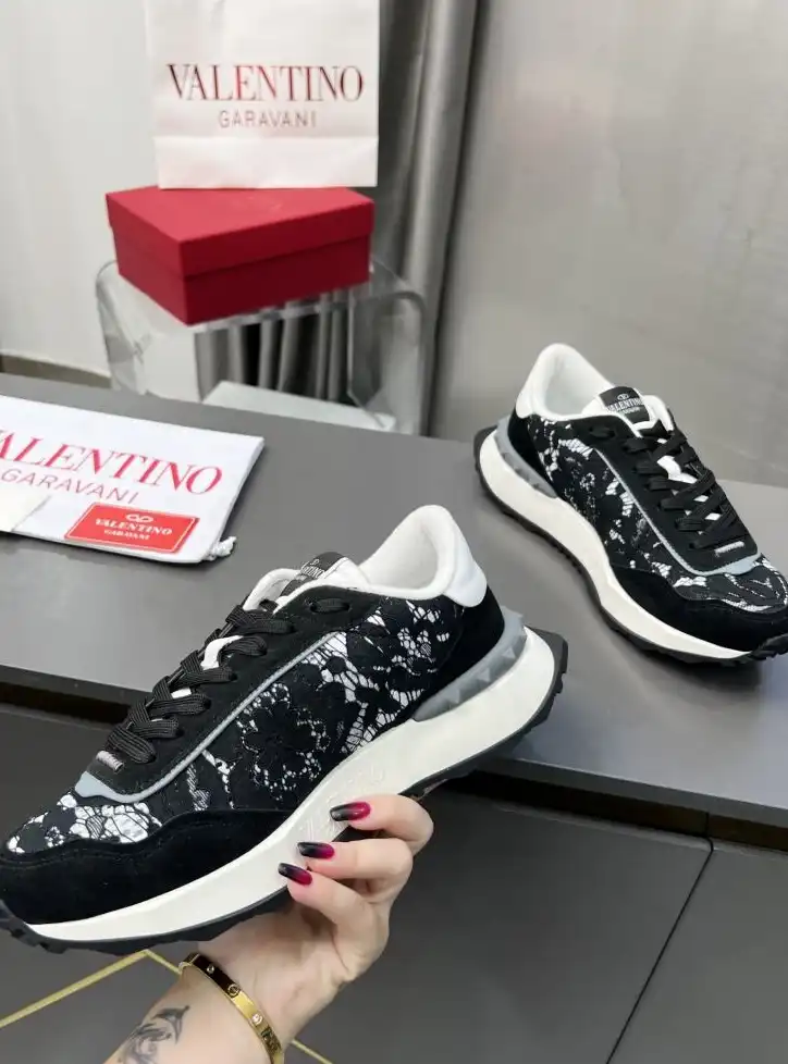 hype Valentino Sneakers