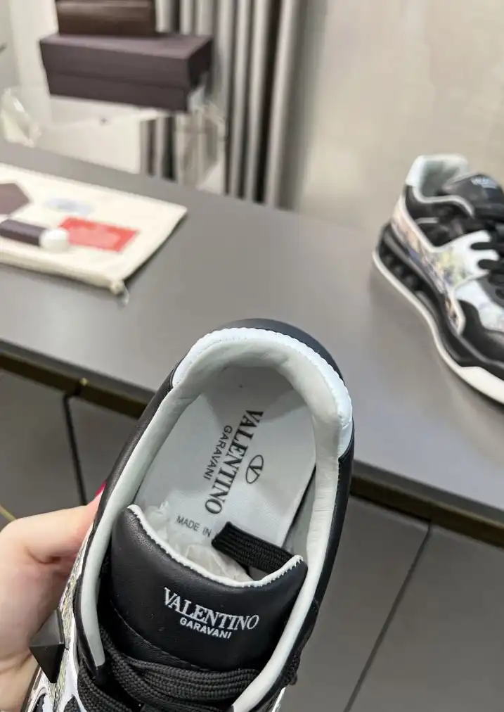 hype Valentino Sneakers