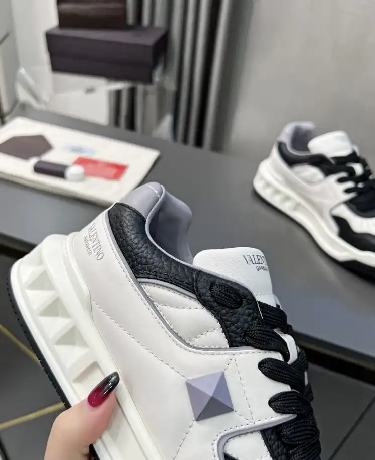 hype Valentino Sneakers