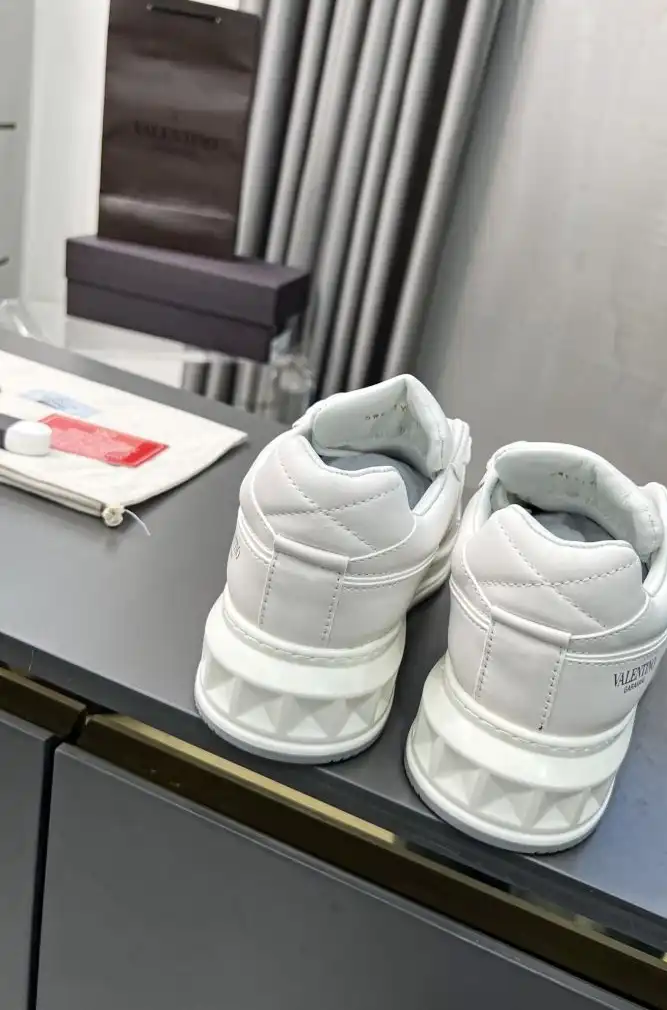 hype Valentino Sneakers