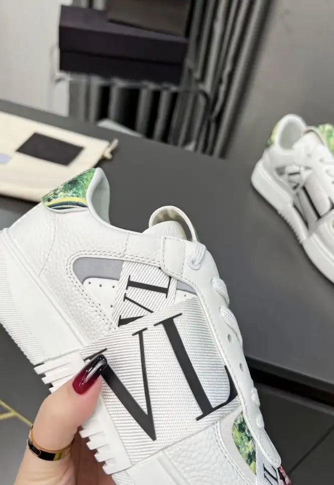 hype Valentino Sneakers