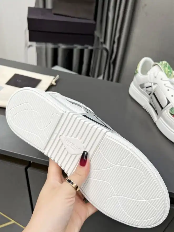 hype Valentino Sneakers