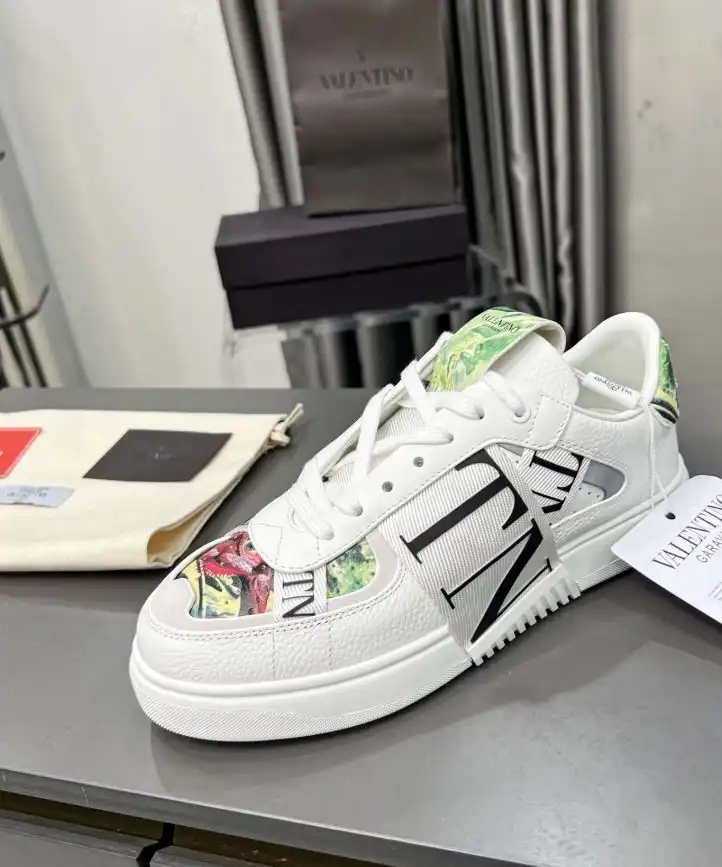 hype Valentino Sneakers