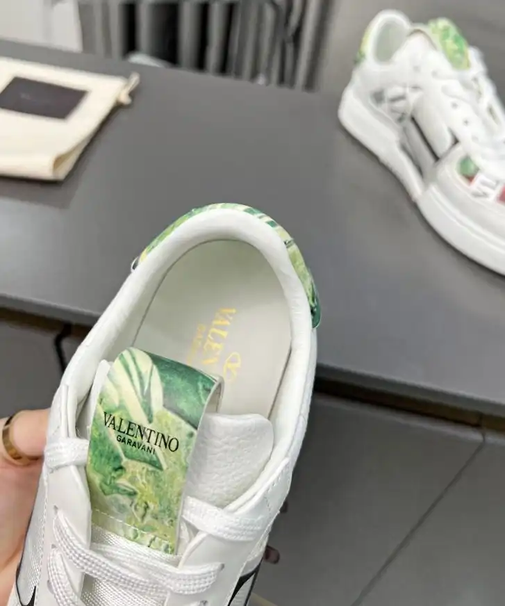 hype Valentino Sneakers