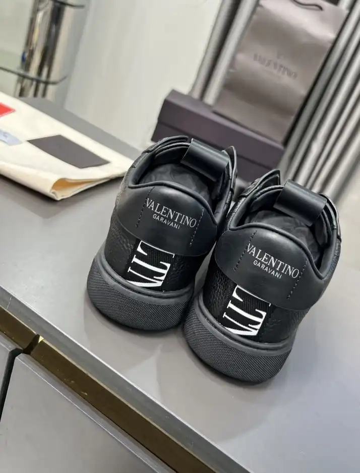 hype Valentino Sneakers