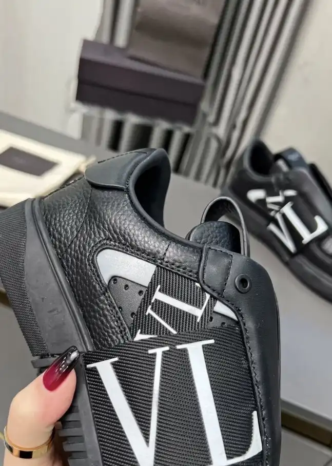 hype Valentino Sneakers