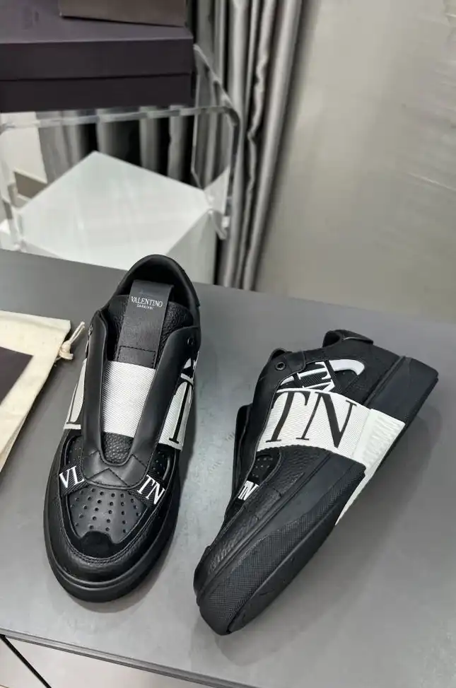 hype Valentino Sneakers