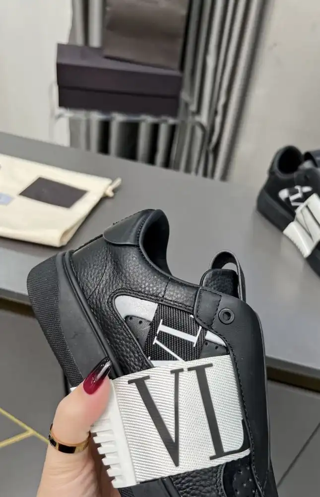 hype Valentino Sneakers