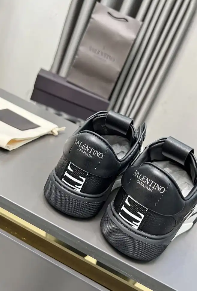 hype Valentino Sneakers