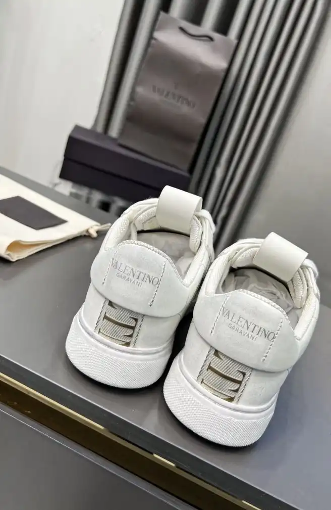 hype Valentino Sneakers