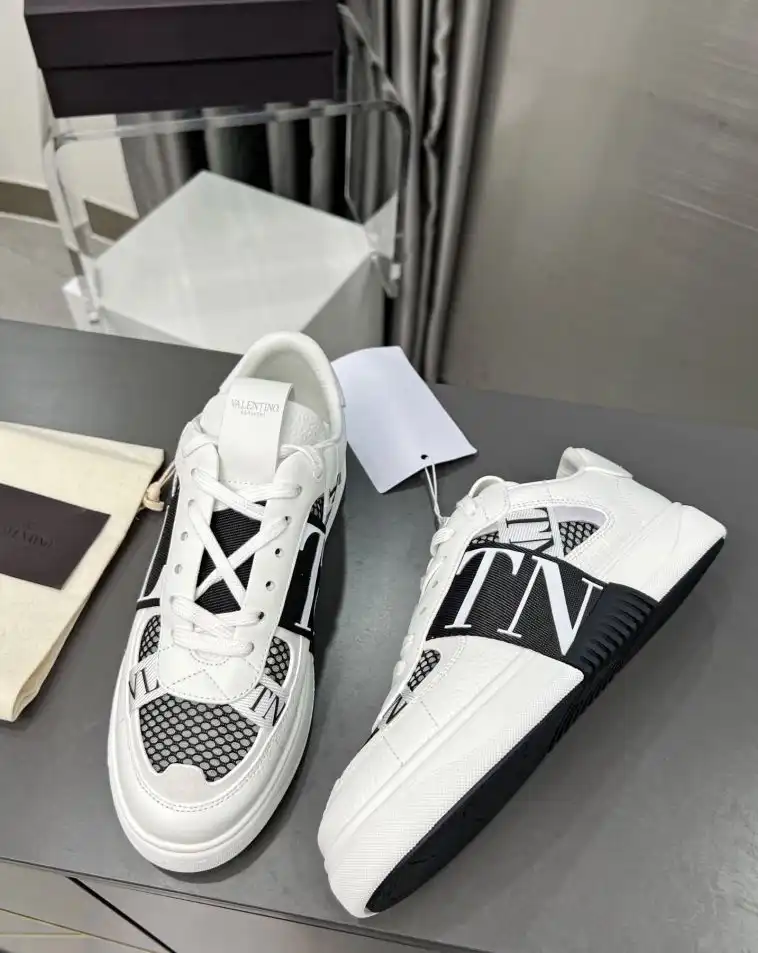 hype Valentino Sneakers