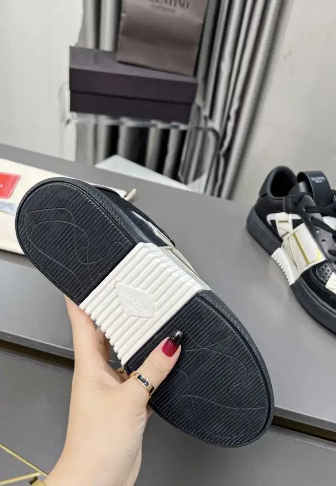 hype Valentino Sneakers