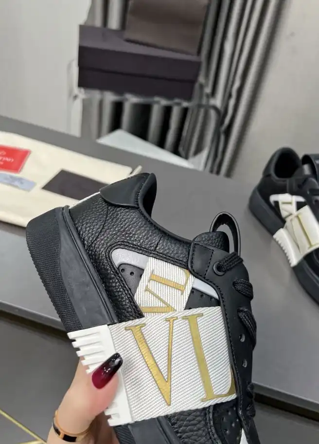 hype Valentino Sneakers