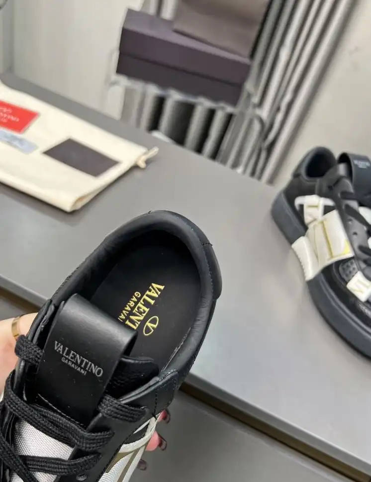 hype Valentino Sneakers