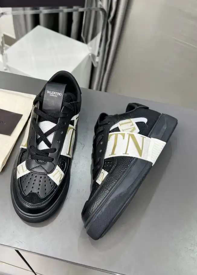 hype Valentino Sneakers