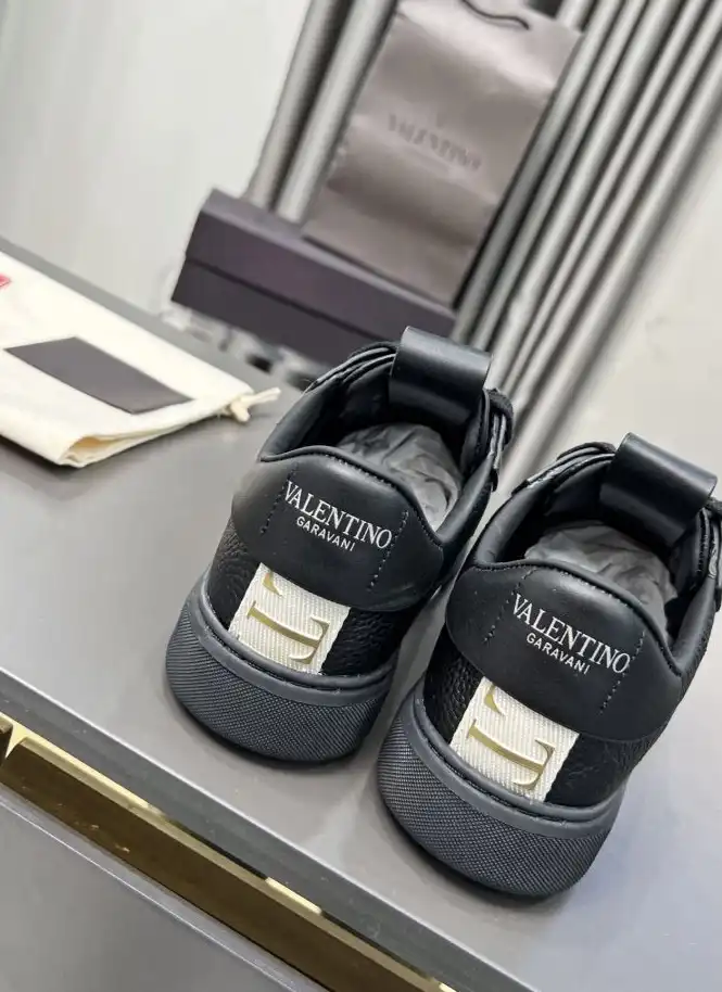 hype Valentino Sneakers