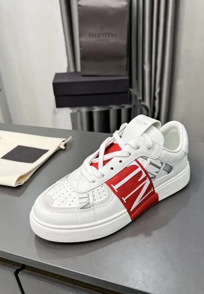 hype Valentino Sneakers