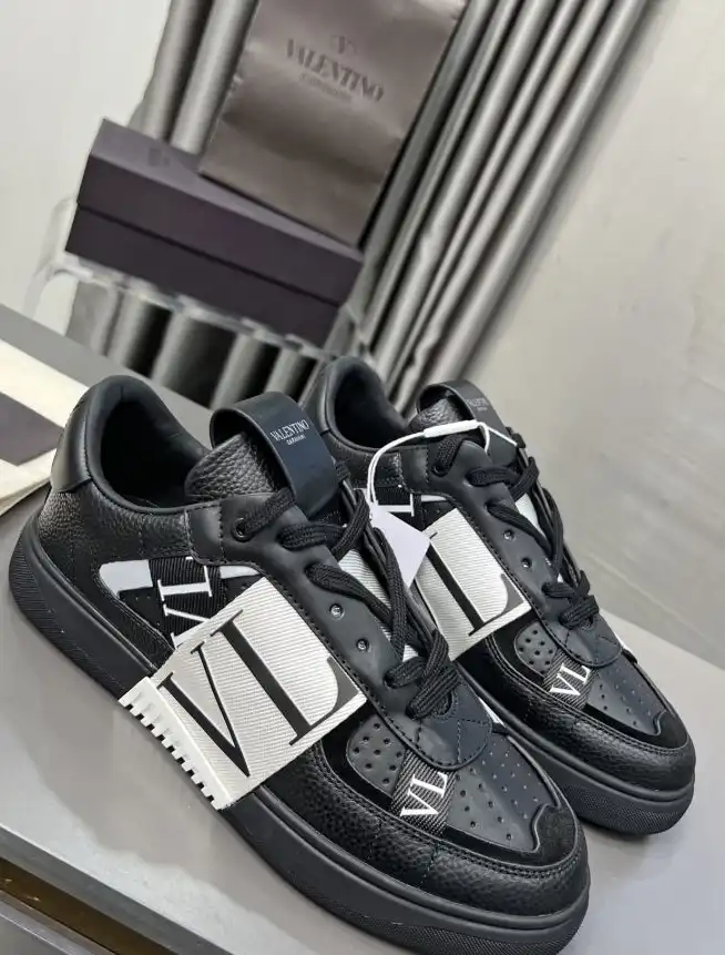 hype Valentino Sneakers