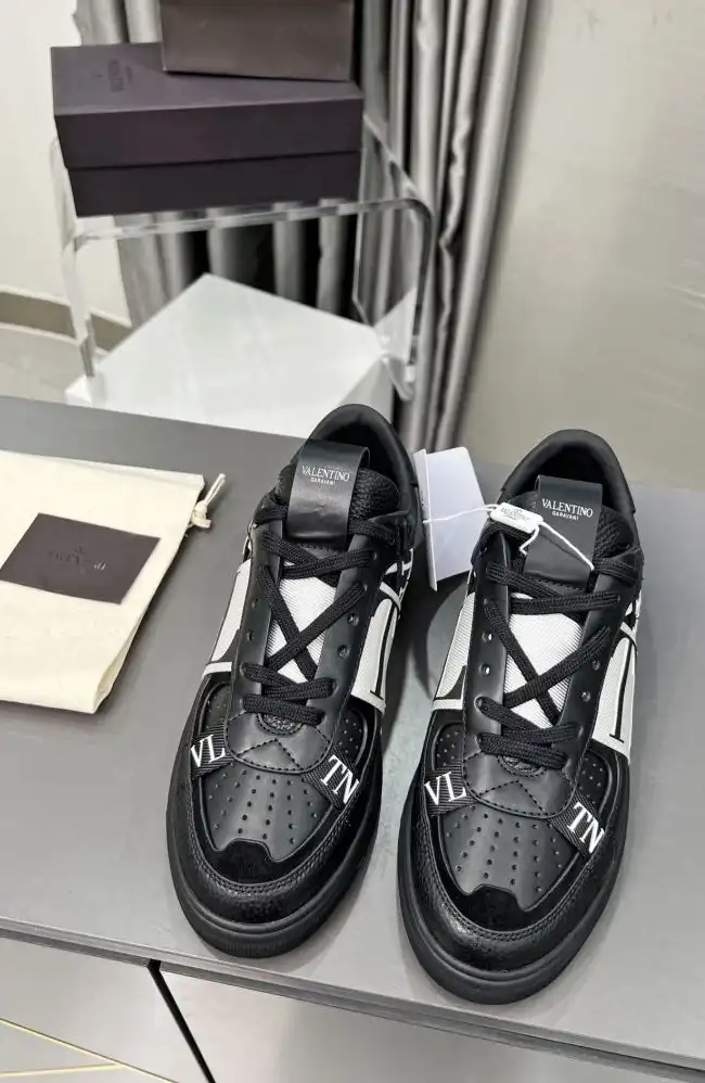 hype Valentino Sneakers