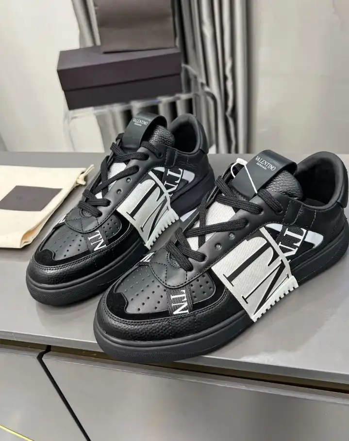 hype Valentino Sneakers