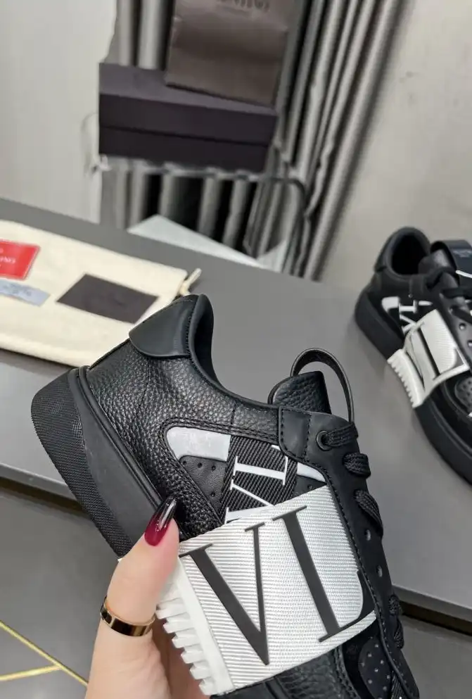 hype Valentino Sneakers